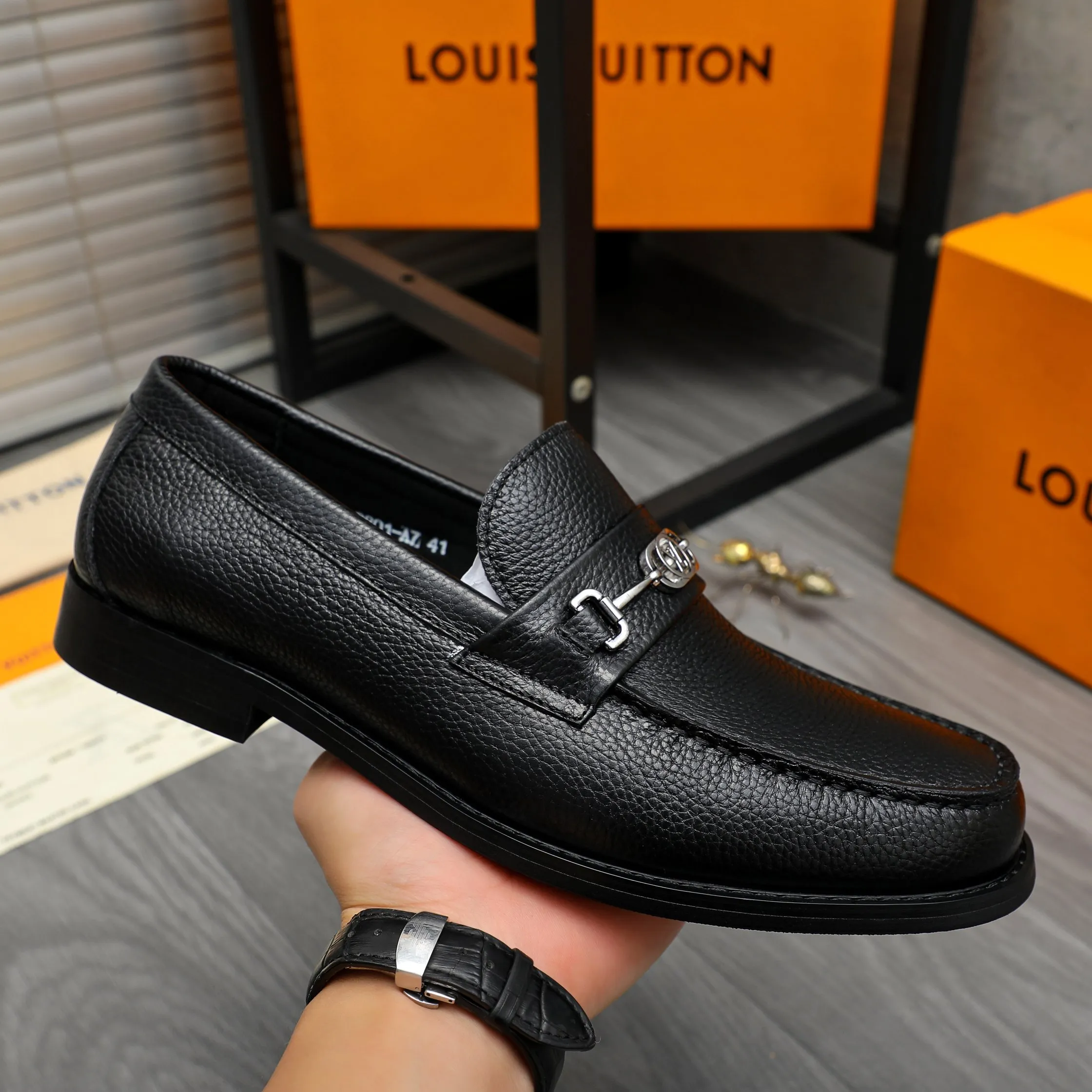 Men's shoes 💰p460 Product trademark: LV (Louis Vuitton) business slip-on leather shoes. Regular size: 38-45 (45 is custom-made and non-returnable) Product materials: Selected high-quality pebbled cowhide upper, cowhide lining, original rubber outsole